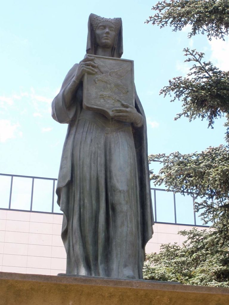 Monumento a Margarita l'Aigle levantado en la Ciudad de Corella (Navarra), obra de Rafael Huerta (1958).
